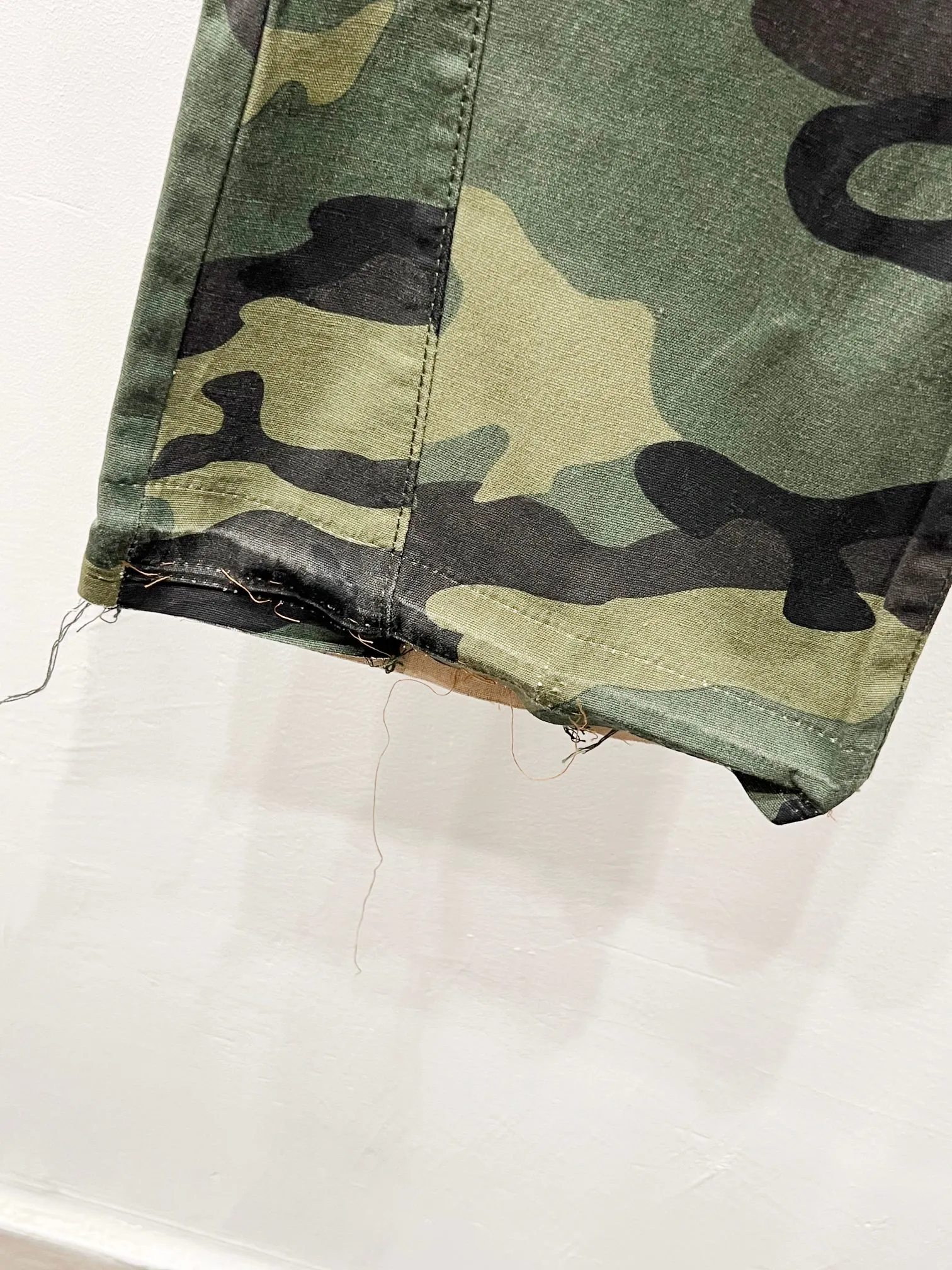 p260 Style No.: (c069) GALLERY DEPT. 2025 new camouflage stitching hand-painted multi-pocket couple style loose bootcut jeans. Top ceiling quality. Styles with different washed textures. Very friendly to people with thin legs and thick legs. The bootcut style is very flattering to the leg shape. Moderate length that never goes out of style. Easy to match. Basic styling for various styles. A must-have in the wardrobe! The fabric is stiff but also makes the upper body soft without losing texture. The washing process is even more perfect. It is a must-have item for everyone! ! ! Washed wheat, hang tag, pants label, complete with three labels Color: camouflage green Size: 28, 30, 32, 34, 36 (five sizes)